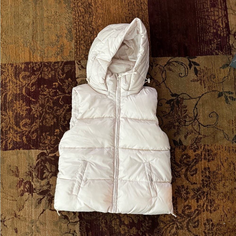 Gap women’s recycled puffer vest